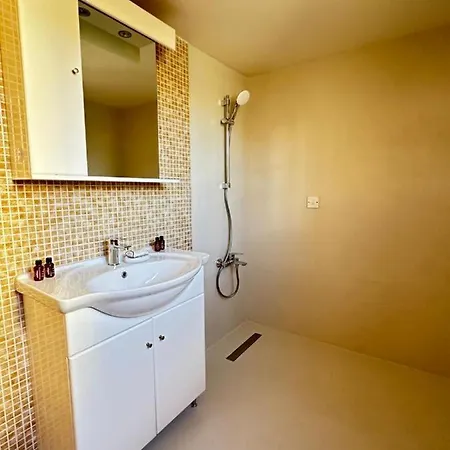 Ground Floor Apartment For 2 * Episkopi (Limassol)